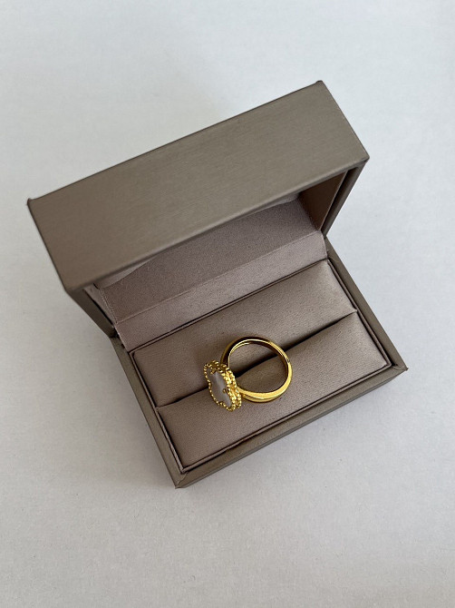 Van Cleef кольцо перламутр позолота 18 К / кольцо клевер белое в лимонном золоте Одесса - изображение 2