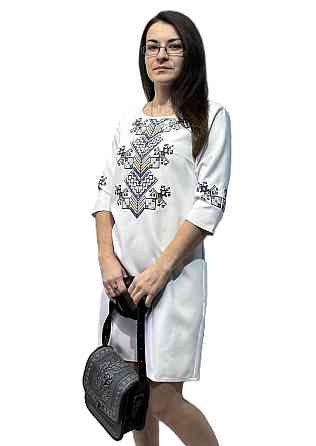 Женское белоснежное вышитое платье «Дерево жизни» с сине-желтым орнаментом Киев