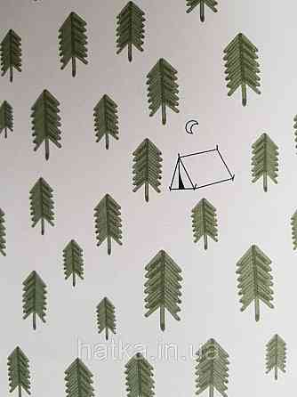 Шпалери флізелінові дитячі Caselio Our Planet дерева ялинки будиночки зелені намети на білому Київ
