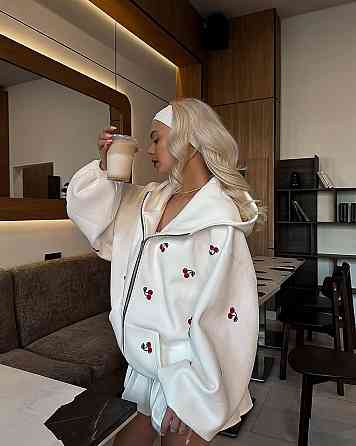 Женское теплое оверсайз худи с вишнями трехнить на флисе Белый Одесса