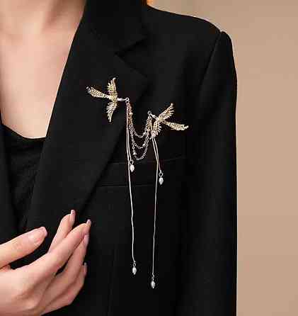 Брошь с птицами и цепочками – стильное золотистое украшение Киев