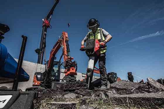 Каска захисна BOLT100 невентильована для промислового альпінізму червона MILWAUKEE Одеса