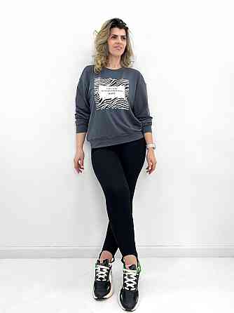 Женский свитшот с анималистичным принтом 