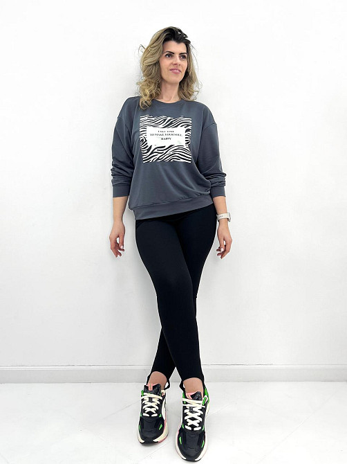 Женский свитшот с анималистичным принтом 