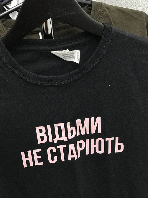 Женская футболка с надписью: 