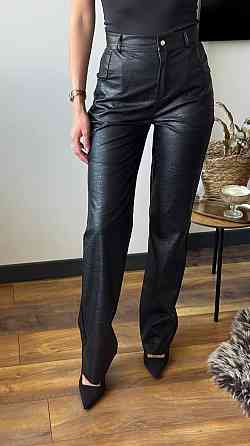 Жіночі прямі штани з екошкіри з тисненням під крокодила Одеса