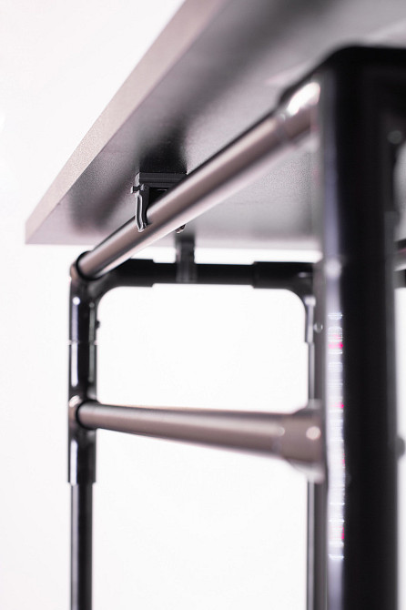 Металевий столик для ноутбука Mouzer Wood з дерев'яною поверхнею чорного кольору Бориспіль - фото 5