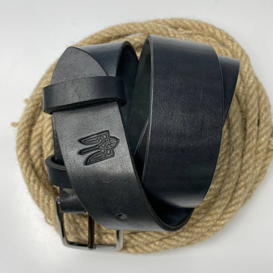 Чоловічий шкіряний ремінь під джинси, пояс чоловічий з натуральної шкіри з тисненням Герб, чорнийMasterSem Київ - фото 1