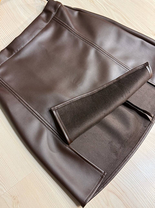Спідниця жіноча Gritana 956 з екошкіри коротка з розрізами коричнева, коричневий, M Київ - фото 10