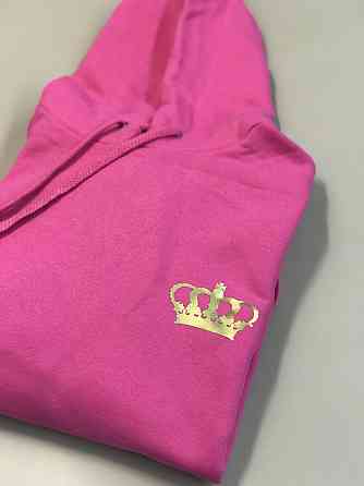 Женская толстовка\ худи малинового цвета с золотой короной. Черновцы