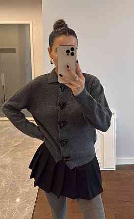 Жіночий укорочений кардиган із декоративними застібками у формі бантиків машинне в'язання Графіт Одеса