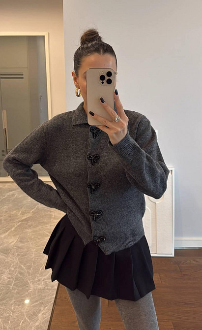Жіночий укорочений кардиган із декоративними застібками у формі бантиків машинне в'язання Графіт Одеса - фото 2