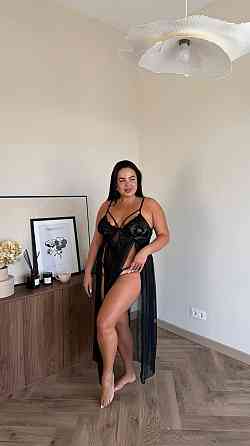 Эротический пеньюар больших размеров plus size с кружевом длинный с разрезом полупрозрачный на бретелях с трусиками черный Одесса