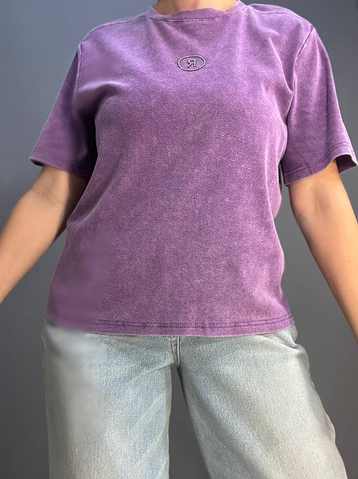 Футболка жіноча A-N 02517 варена аплікація літера "R" з камінців попереду середньої довжини one size, фіолетовий, one size Київ - фото 13