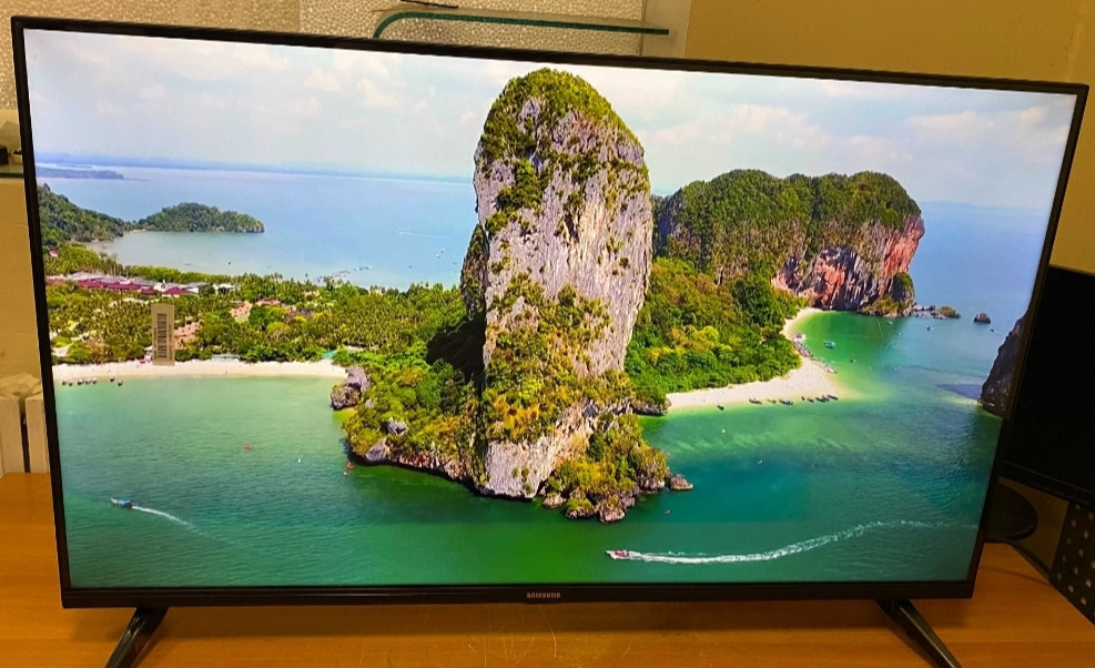 Новинка 2023 ! Телевизор Samsung 4K Smart TV 45