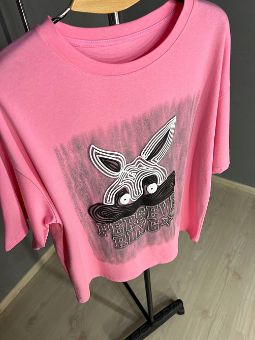 Футболка жіноча YIGOU 23 напис малюнок кролик оверсайз подовжена one size, рожевий, one size Київ - фото 12