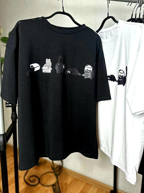 Женская стильная оверсайз футболка с минималистичным принтом котов кулир Черный Одесса - изображение 5