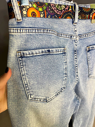 Джинси жіночі Dicesil 9160 Mom jeans comfort висока талія стрейчеві кольровий ремінь світло блакитні Одеса - фото 4