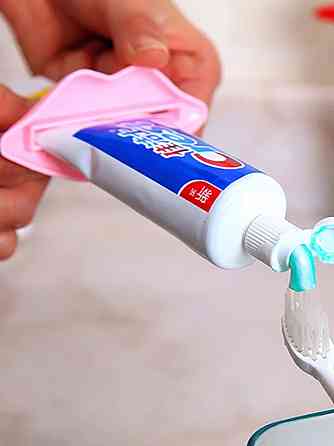 Выдавливатель для тюбика "Губки" - набір 2шт. рожеві, пластик Київ