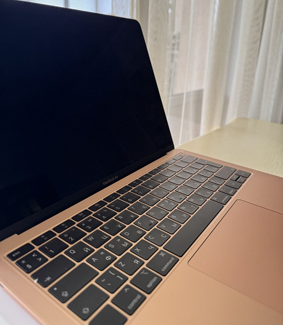 Ноутбук Макбук Air 13 Gold
2018 рік Київ - фото 3