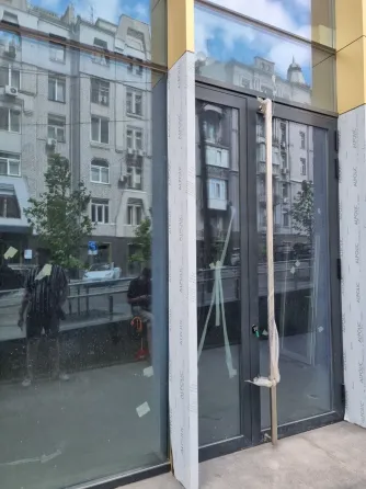Помещение в новом Трц, Красная линия, отдельный вход. Под чистовой ремонт (каникулы на заезд длинные). Днепр