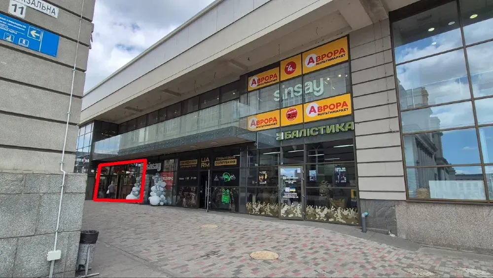 Торговое помещение в аренду в бизнес-центре железнодорожной станции. Свежая реконструкция, крупная витрина. Безопасность электроэнергии 30 кВт круглос Днепр - изображение 1
