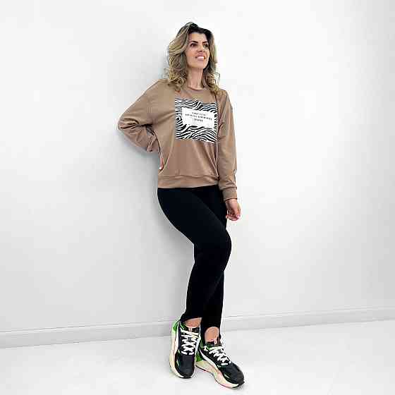 Женский свитшот с анималистичным принтом 