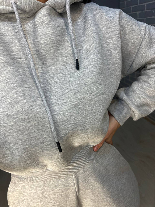 Костюм женский Quzen 478-480 короткое худи с капюшоном и брюки джоггеры на резинке флис серый, серый Одесса - изображение 5