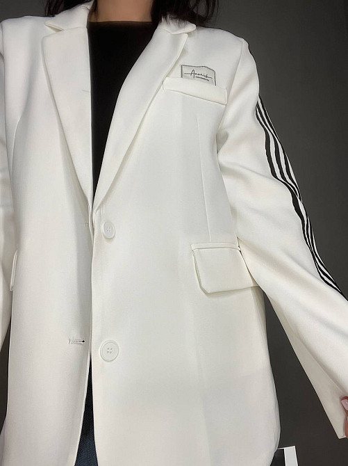 Піджак жіночий Qidian 92208 з лампасами на рукавах оверсайз широкий спортивний стиль one size, білий Одеса - фото 5