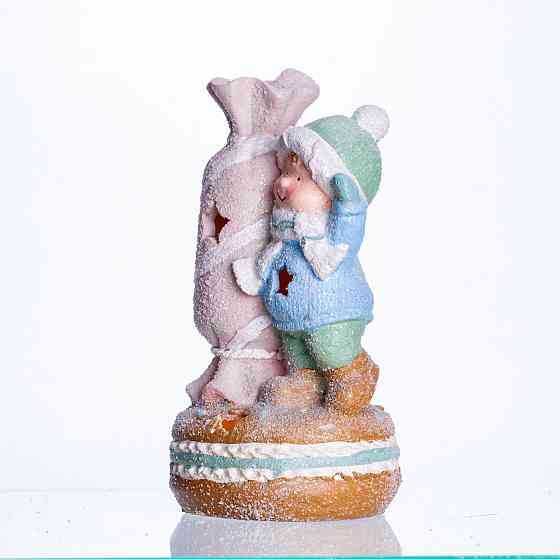 Yiwu Новорічна декоративна фігурка з підсвіткою 12.5×9×21 см Новорічний декор Дитина з цукеркою Коломия