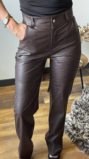 Женские прямые брюки из экокожи с тиснением под крокодила Шоколад, 42/44 Одесса - изображение 2