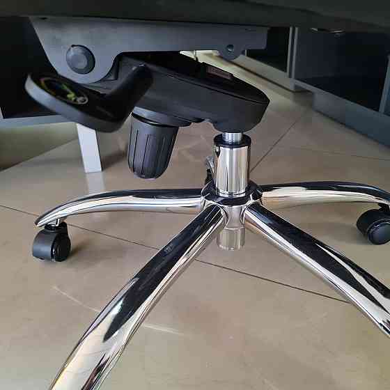 Крісло поворотне Q-154 чорна шкіра / екошкіра Дніпро