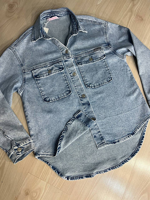 Сорочка жіноча джинсова DNL 510 оверсайз вільний крій накладені кишені на ґудзиках блакитна, блакитн Одеса - фото 7