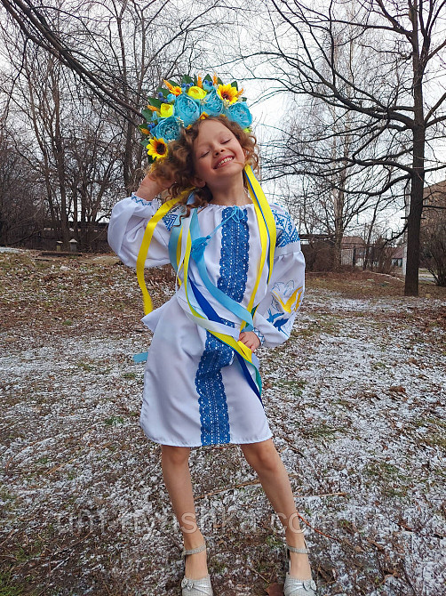 Детское вышитое платье с ласточками 