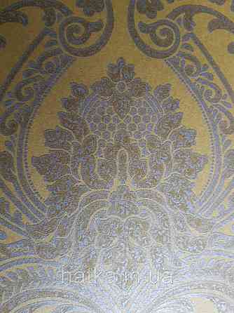 Обои флизелиновые  Khroma Serenade SER208 вензеля розетки завитки золотом на желтом фоне Киев