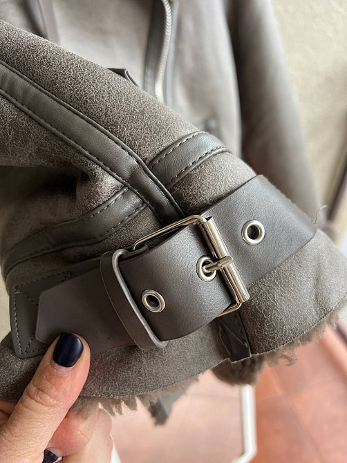 Дублянка жіноча Aftf Basic 243 середньої довжини з екозамші на блискавці з хутром капучино, капучино Одеса - фото 3