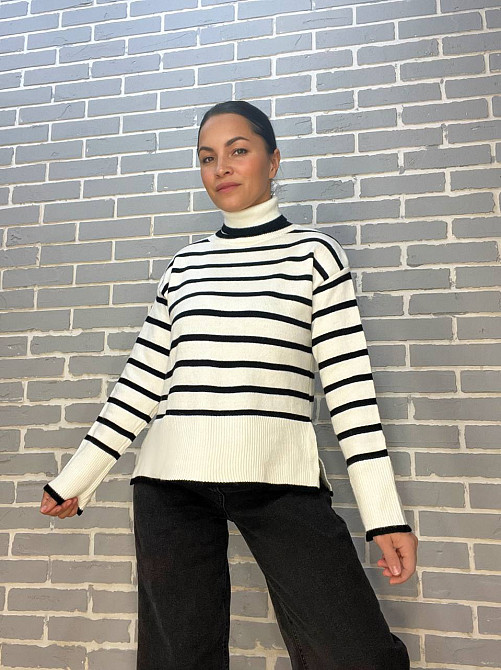 Светр жіночий A-N 263 оверсайз високе горло смуга розрізи вільний, білий, one size Київ - фото 1