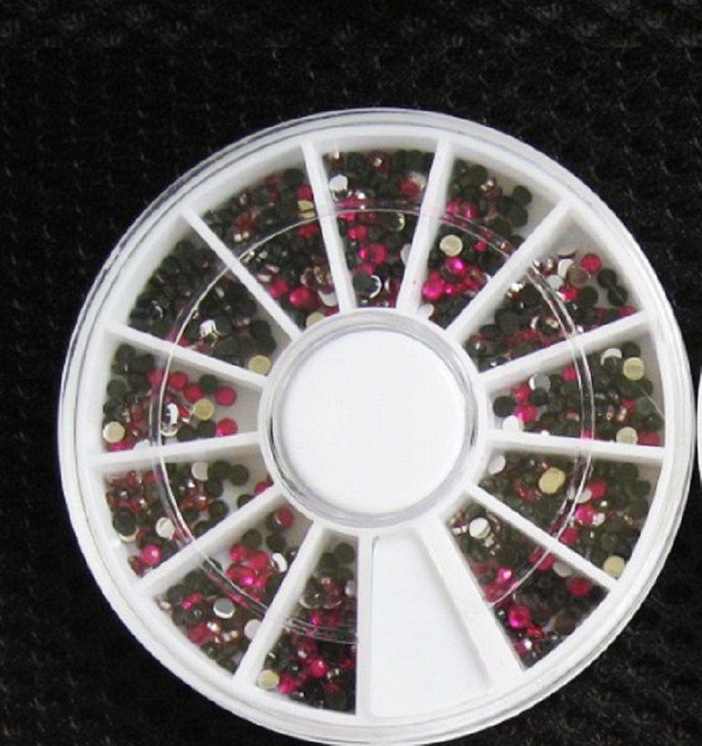 Різнокольорові стрази на нігті Київ - фото 1