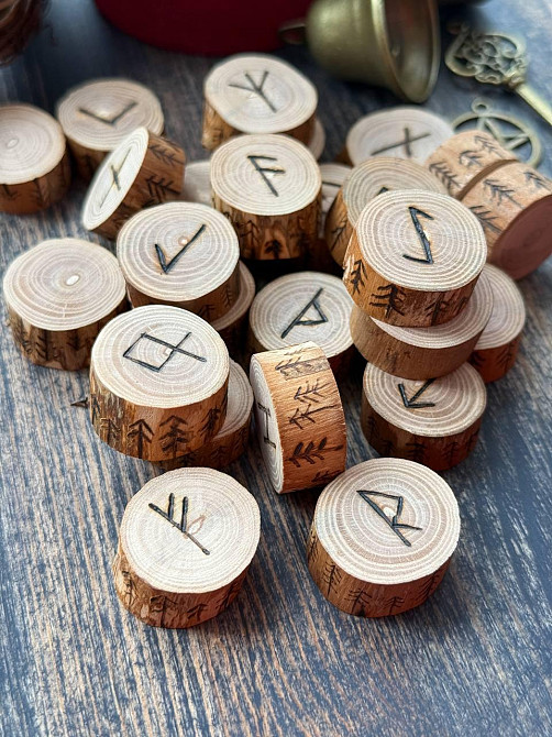 Скандинавские руны из ясеня ручной работы 