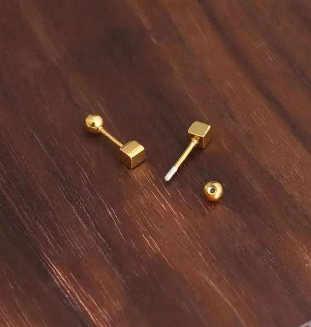 Минималистичные серьги-пусеты кубики золотистые, кубик 4 мм, унисекс Киев - изображение 2