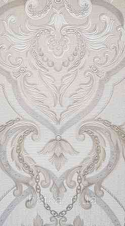 Шпалери вінілові на флізеліні AdaWall Seyyah 1.06х10вензелю завитки великі структурні срібло на біло молочному Київ