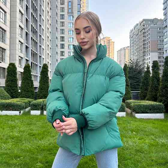 Зеленая теплая зимняя куртка пуховик с большими секциями и высоким воротником стойкой (пуффер), 42-46 Лубны