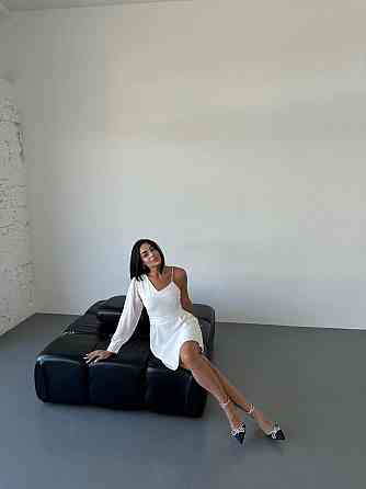 Женское праздничное мини платье на одно плечо костюмка с шифоновыми рукавами Белый, 46 Одесса