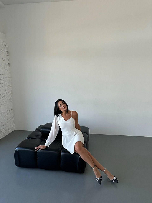 Женское праздничное мини платье на одно плечо костюмка с шифоновыми рукавами Белый, 46 Одесса - изображение 6