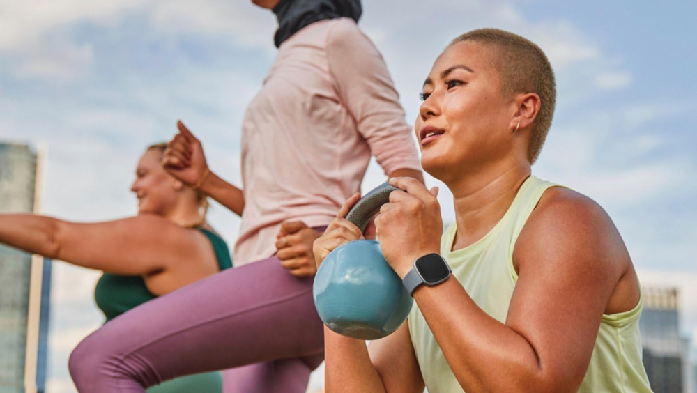 Смарт-часы Fitbit Versa 4 Waterfall Blue/Platinum: GPS, 40+ режимов тренировок, мониторинг стресса и сна, NFC Киев - изображение 4