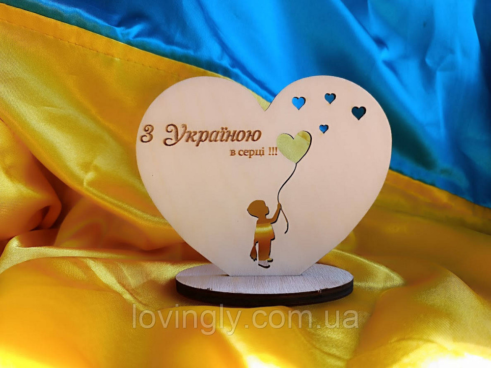 Деревянная табличка на подставке 