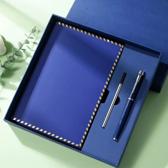 Блокнот А5 на 200 листов с ручкой скетчбук из эко-кожи в подарочной упаковке,набор 3в1, цвет синий Каменец-Подольский