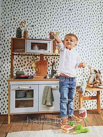 Шпалери флізелінові дитячі Caselio Our Planet дерева ялинки будиночки зелені намети на білому Київ