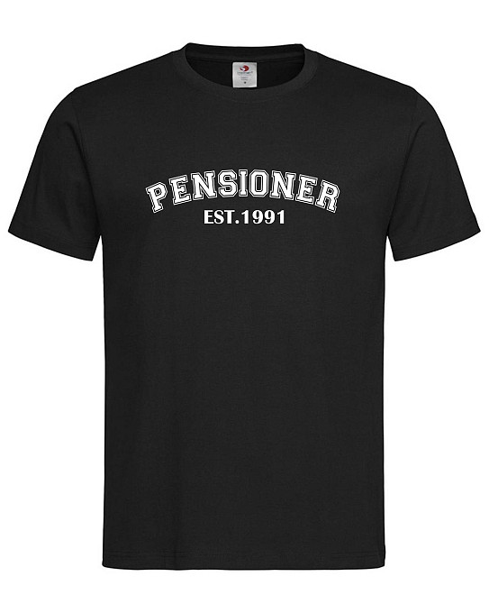 Футболка «PENSIONER EST.» — прикольная футболка , иронический принт, персонализация года, подарок другу Черный, S Городище - изображение 1