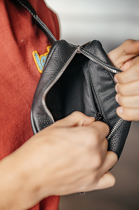 Чоловіча ламана, чоловікська сумка через плече з натуральної шкіри, вмістлена чорна сумка на поясMasterSem Київ - фото 3